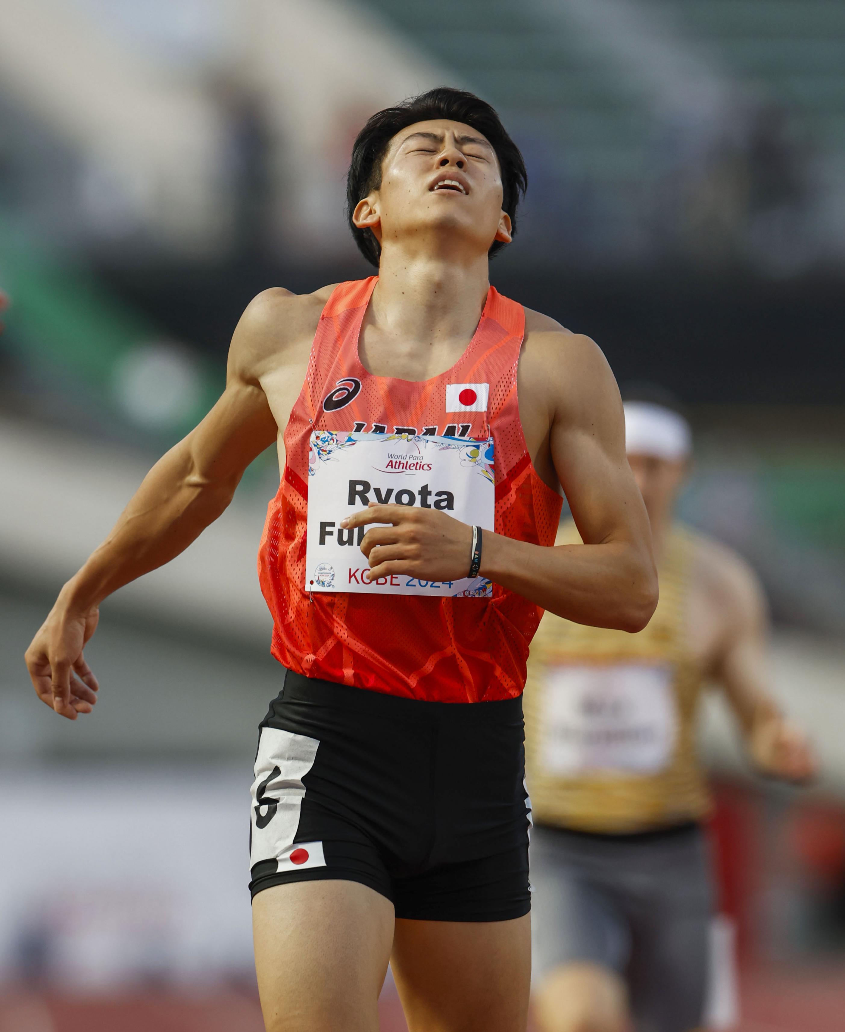 男子400メートル（視覚障害T13）決勝　2位でゴールし、悔しい表情を見せる福永凌太＝神戸ユニバー記念競技場