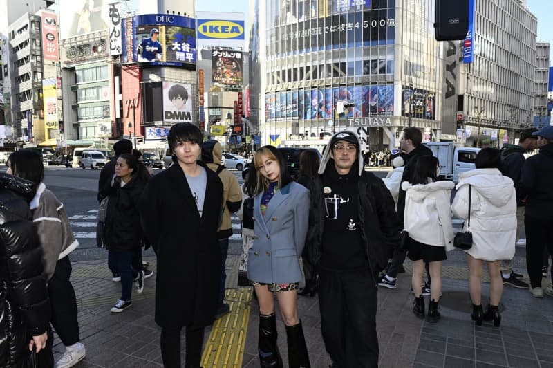 スクランブル交差点に立つ（左から）牧田習さん、エリイさん、林靖高さん。後方はチンポムの代表作の一つ「スーパーラット」創作の場ともなった渋谷センター街＝東京・渋谷（撮影・猪狩みづき）