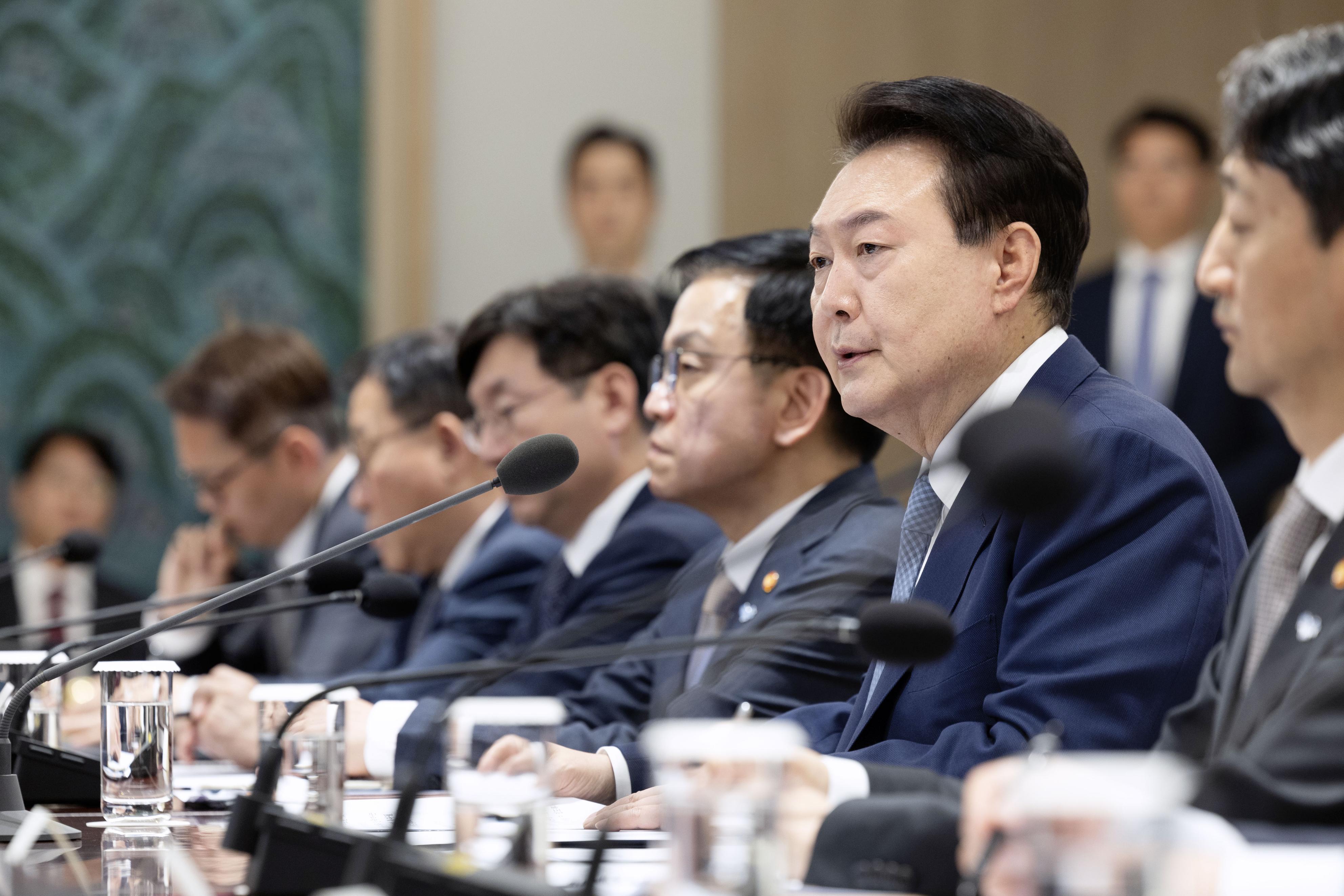 23日、韓国政府の経済関係の会議に出た尹錫悦大統領（右から2人目）（大統領府提供、共同）