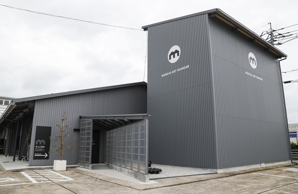 倉庫を改装して整備された「アート格納庫M」＝4月、鳥取県倉吉市