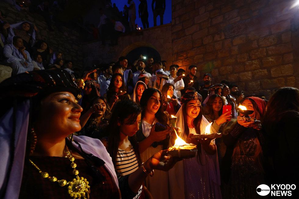 イラク北部クルド人自治区にある少数派ヤジド教徒の聖地ラリシュで開かれた「新年」の祝祭。ＩＳの脅威が去り、女性たちが静かに祈りをささげられるようになった＝２０２３年４月（共同）