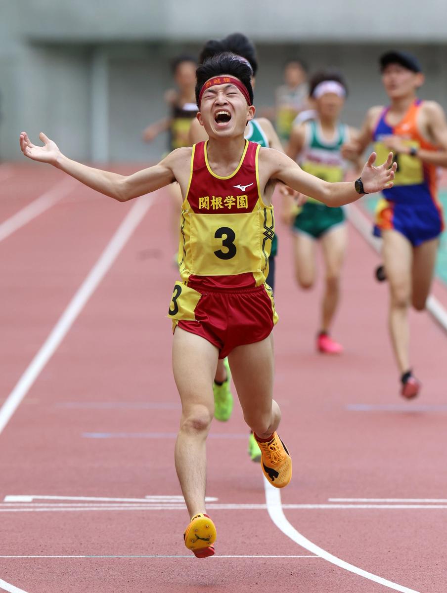 男子５０００メートル　優勝した梅田翔平（関根学園）が両手を広げてゴールする＝デンカビッグスワン