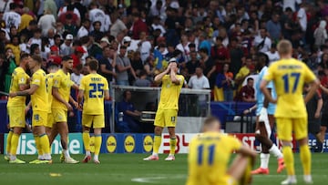 Los jugadores de Ucrania se lamentan tras la eliminación de la Eurocopa.