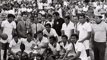 Jugadores de Cruz Azul celebran un título en la década de los años 60.