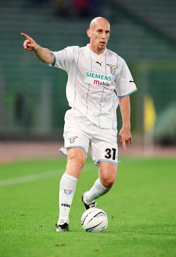 En 2001, el defensa neerlandés dio positivo por nandrolona cuando jugó en la Lazio.  Fue sancionado con 5 meses aunque luego solo cumplió 1.