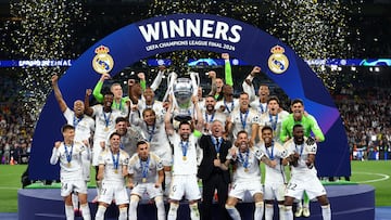 Los jugadores del Madrid levantan su Decimoquinta Copa de Europa.