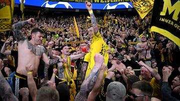 Marco Reus celebra con los aficionados del Borussia Dortmund la eliminación del PSG en semifinales de la Champions League.
