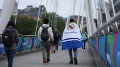 London (United Kingdom), 30/05/2024.- A Real Madrid fan walks over the Golden Jubilee Bridge on the eve of the UEFA Champions League final match between Borussia Dortmund and Real Madrid in London, Britain, 31 May 2024. Borussia Dortmund plays Real Madrid in the UEFA Champions League final in London on 01 June 2024. (Liga de Campeones, Rusia, Reino Unido, Londres) EFE/EPA/ADAM VAUGHAN
