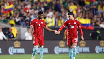 Los Angeles (United States), 17/12/2023.- Andres Reyes (L) greets his teammate Brian Vera (R) of Colombia after scoring a goal during the second half of the international friendly match between Mexico and Colombia, in Los Angeles, California, USA, 16 December 2023. (Futbol, Amistoso) EFE/EPA/CAROLINE BREHMAN
