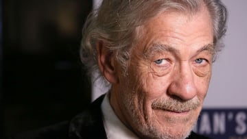 Ian McKellen, famoso por interpretar a ‘Gandalf’ en The Lord of the Rings, es hospitalizado de emergencia, tras caer de un escenario en Londres.