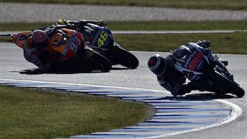 Movistar Yamaha MotoGP rider Jorge Lorenzo (C) of Spain leads Repsol Honda Team rider Marc Marquez (L) and Movistar Yamaha MotoGP rider Valentino Rossi (C) of Italy during the MotoGP Australian Grand Prix at Phillip Island on October 18, 2015. AFP PHOTO / Saeed KHAN  IMAGE STRICTLY RESTRICTED TO EDITORIAL USE - STRICTLY NO COMMERCIAL USE