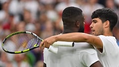 Carlos Alcaraz y Frances Tiafoe hablan al final de su partido en Wimbledon.