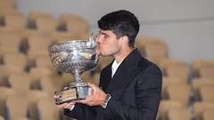 Paris (France), 10/06/2024.- Carlos Alcaraz of Spain poses with the Coupe des Mousquetaires trophy for winning the Men's Singles final match in the French Open Grand Slam tennis tournament at Roland Garros, in Paris, France, 10 June 2024. (Tenis, Abierto, Francia, España) EFE/EPA/Teresa Suarez
