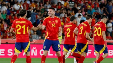 El delantero de la selección española Mikel Oyarzabal celebra con Aymeric Laporte.