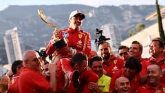 Monte Carlo (Monaco), 26/05/2024.- Scuderia Ferrari driver Charles Leclerc of Monaco celebrates with his team after winning the Formula One Grand Prix of Monaco on the Circuit de Monaco ractrack in Monte Carlo, Monaco, 26 May 2024. (Fórmula Uno) EFE/EPA/ANNA SZILAGYI
