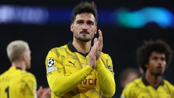 London (United Kingdom), 01/06/2024.- Mats Hummels of Dortmund applauds to supporters after losing the UEFA Champions League final match of Borussia Dortmund against Real Madrid, in London, Britain, 01 June 2024. (Liga de Campeones, Rusia, Reino Unido, Londres) EFE/EPA/ISABEL INFANTES

