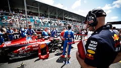 Adrian Newey (Red Bull) analiza el Ferrari SF-24 en la parrilla del pasado GP de Miami. F1 2024.