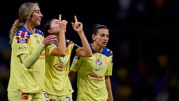 Kiana Palacios festeja con sus compañeras el gol que anotó a Monterrey.