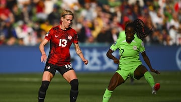 Melbourne (Australia), 21/07/2023.- Sophie Schmidt (L) of Canada fights for the ball with Antionette Payne (R) of Nigeria during the FIFA Women's World Cup 2023 soccer match between Nigeria and Canada at Melbourne Rectangular Stadium in Melbourne, Australia, 21 July 2023. (Mundial de Fútbol) EFE/EPA/MORGAN HANCOCK AUSTRALIA AND NEW ZEALAND OUT
