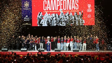 MADRID, 29/02/2024.- Jugadoras y cuerpo técnico de la selección española celebran el triunfo en la Liga de Naciones Femenina durante un acto celebrado este jueves en el Palacio Vistalegre en Madrid. EFE/Kiko Huesca
