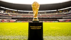 El trofeo de la Copa Mundial de la FIFA en el Estadio Azteca.