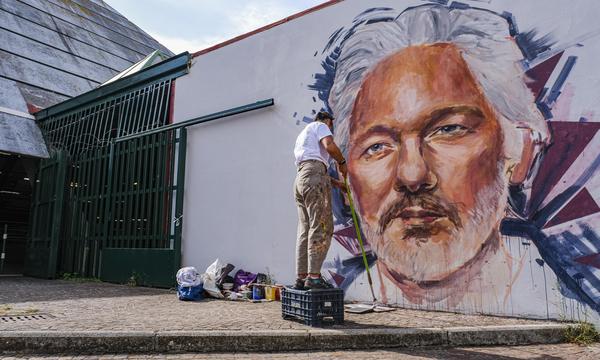 In Scampia, einer Vorstadt Neapels, ist Julian Assange eine Wandmalerei gewidmet. 