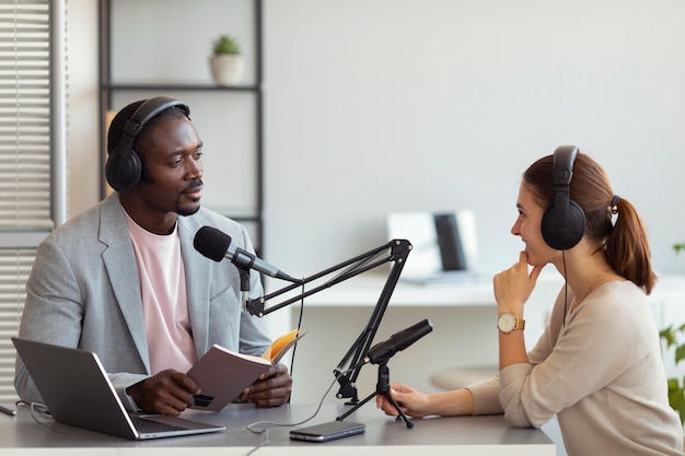 Mężczyzna i kobieta rozmawiają w podcastie