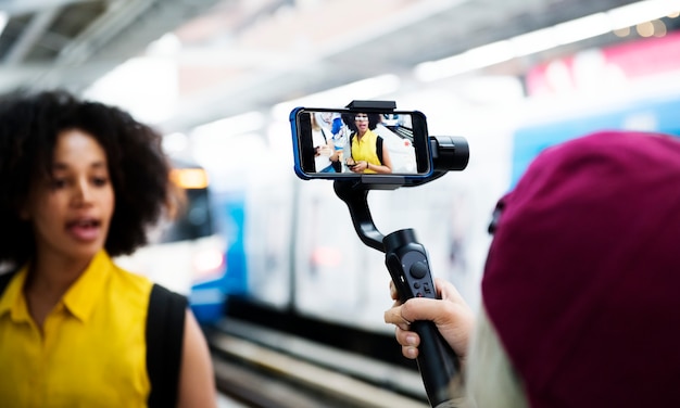 Bezpłatne zdjęcie młoda dorosła kobieta podróżuje pojęcie i vlogging ogólnospołecznego medialnego