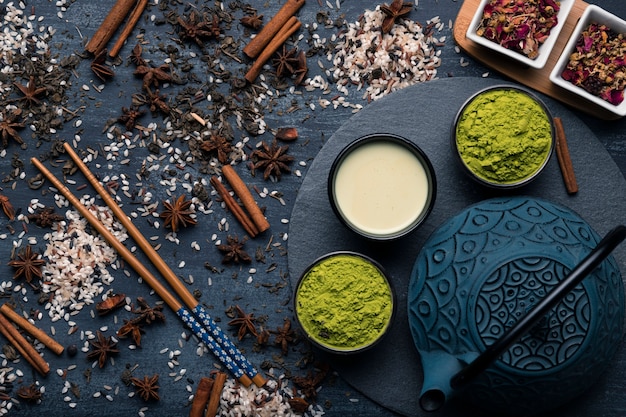 Bezpłatne zdjęcie odgórnego widoku tradycyjna azjatykcia herbaciana matcha
