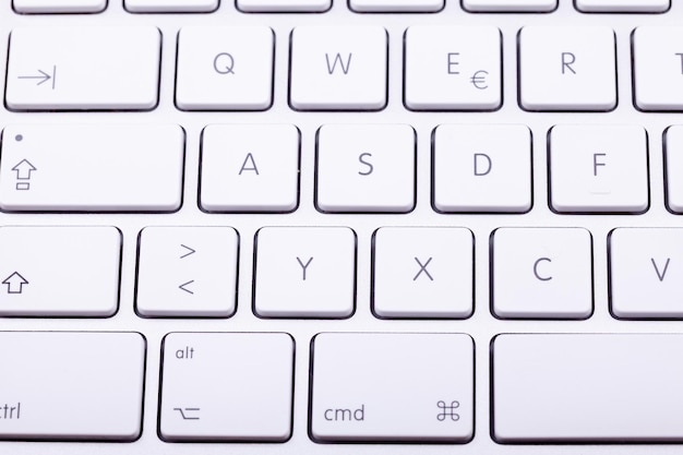 Bezpłatne zdjęcie biała aluminiowa klawiatura z bliska. technologia i komunikacja