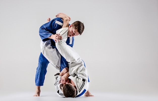Dwóch wojowników judoków walczących z mężczyznami