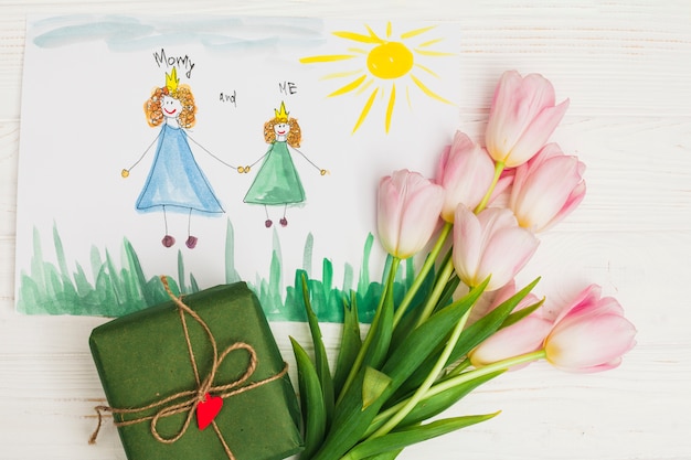 Bezpłatne zdjęcie dziecko rysunek matka z kwiatami i prezentem