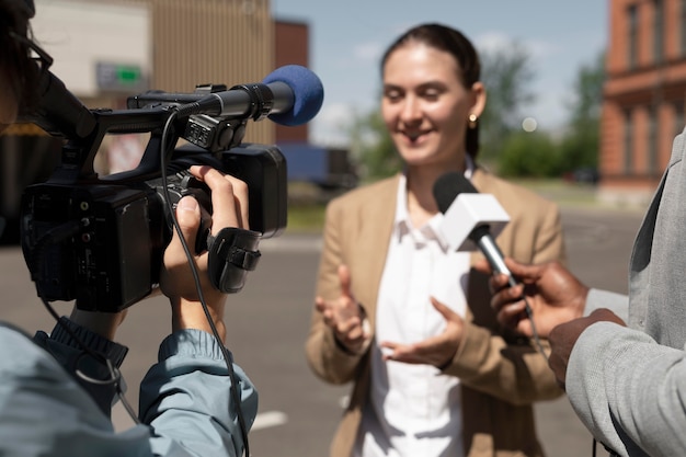 Bezpłatne zdjęcie dziennikarz przeprowadzający wywiad z kobietą