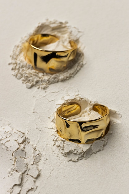Bezpłatne zdjęcie drogi złoty pierścionek z białym proszkowym tłem