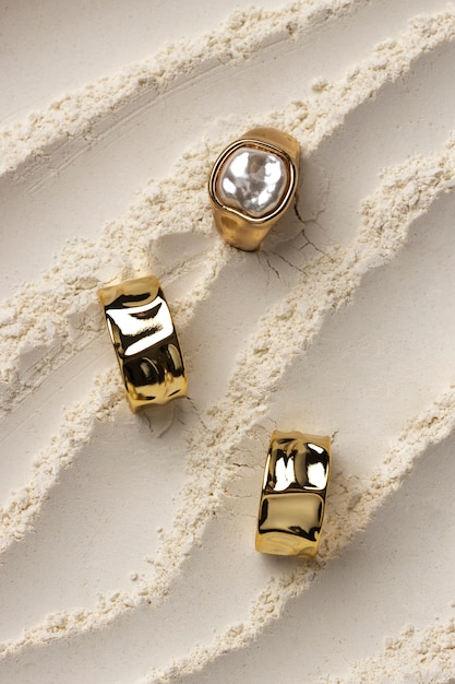Bezpłatne zdjęcie drogi złoty pierścionek z białym proszkowym tłem