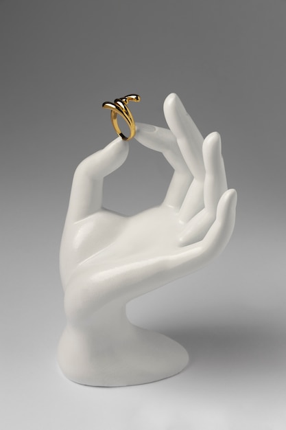 Bezpłatne zdjęcie drogi złoty pierścionek z wyświetlaczem z ludzką ręką