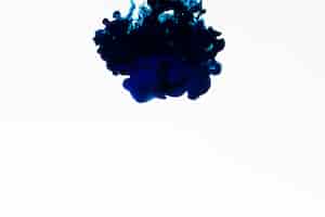Bezpłatne zdjęcie jasny ciemny niebieski atrament na białym tle