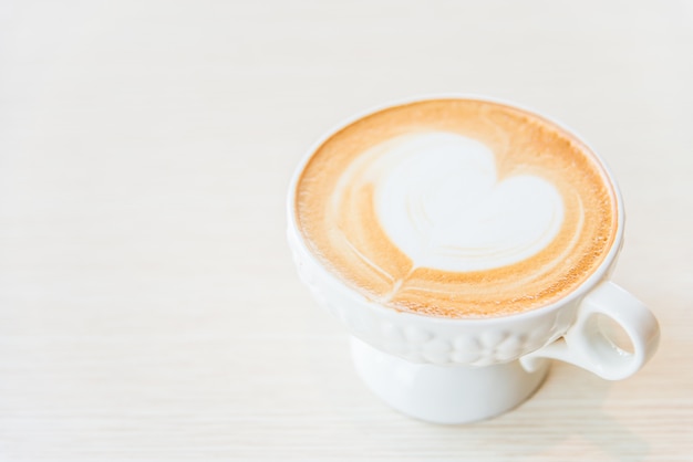 Bezpłatne zdjęcie kubek gorącej kawy latte