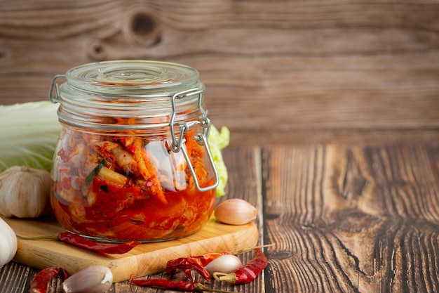 Bezpłatne zdjęcie kimchi gotowe do spożycia w szklanym słoju