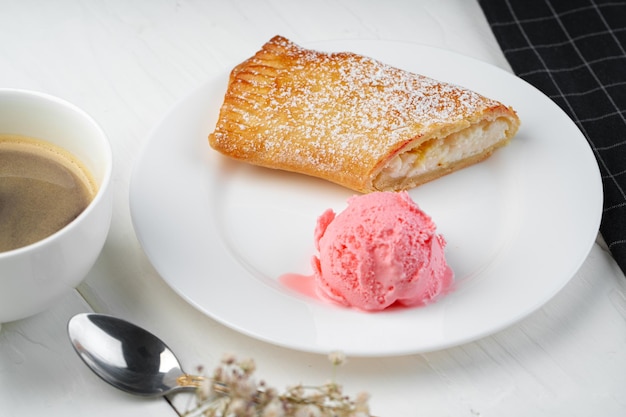 Bezpłatne zdjęcie klasyczny deser shtrudel z lodami na białym talerzu