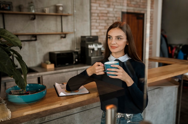 Bezpłatne zdjęcie kobieta przy kawie podczas spotkania