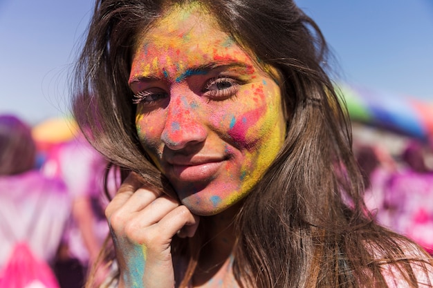 Bezpłatne zdjęcie kolorowy kolor holi na twarzy kobiety