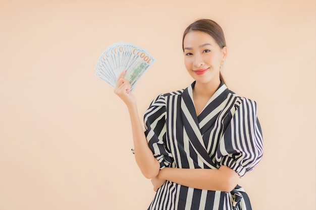 Bezpłatne zdjęcie portret piękna młoda azjatykcia kobieta z gotówką i pieniądze