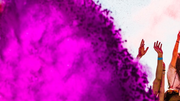 Bezpłatne zdjęcie różowy tłumik holi eksploduje w tłumie