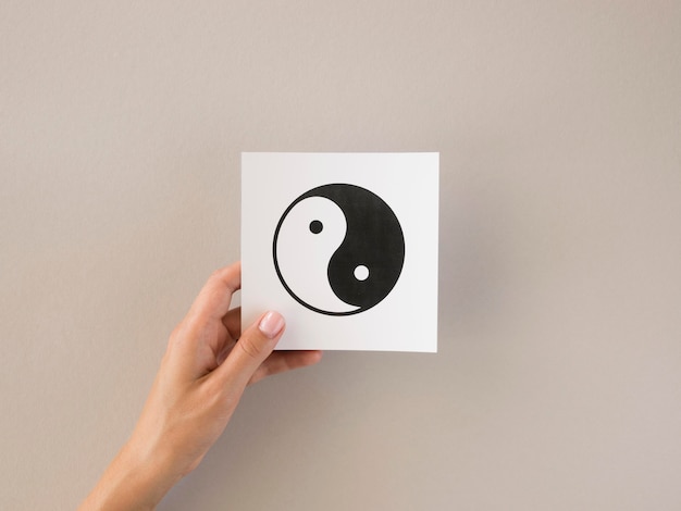 Widok z przodu osoby trzymającej symbol ying i yang
