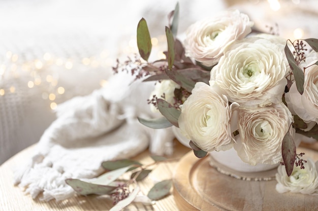 Bezpłatne zdjęcie wiosenne tło z bukietem białych kwiatów jaskier