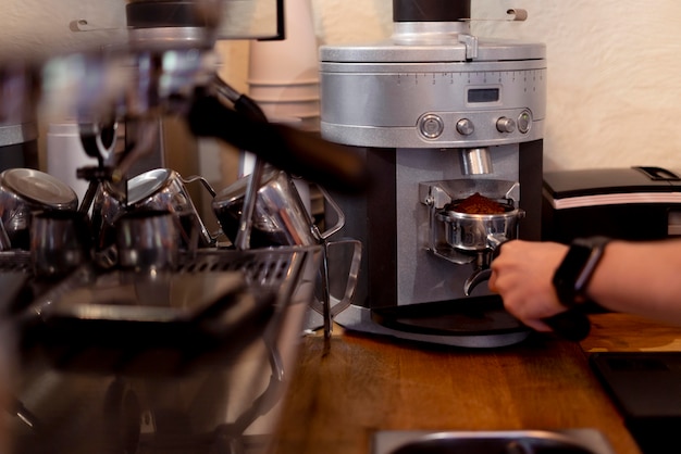Bezpłatne zdjęcie zbliżenie ręki do robienia kawy
