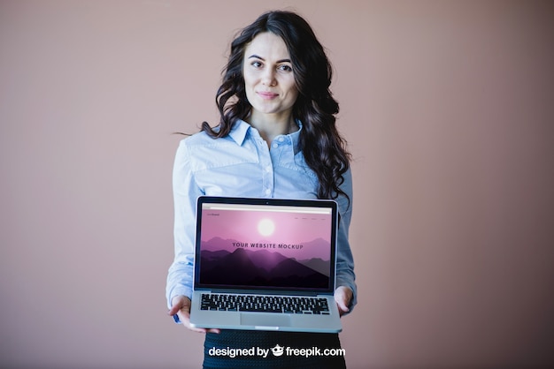 Bezpłatny plik PSD stylowa businesswoman prezentacji laptopa