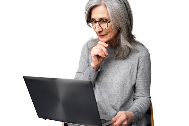 Bezpłatny plik PSD starsza kobieta z laptopem