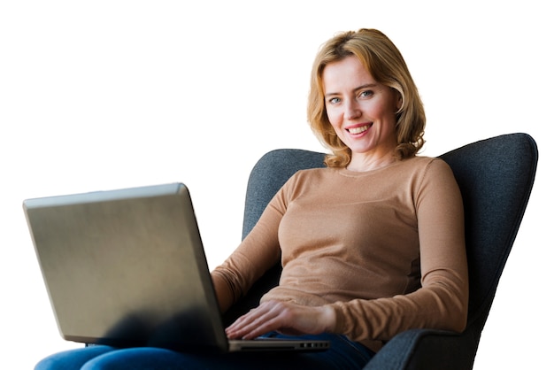 Bezpłatny plik PSD portret kobiety przy użyciu komputera przenośnego